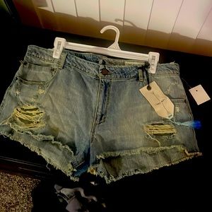 Short shorts wit whole good material